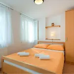 1 Bedroom Cozy In Apartment *
